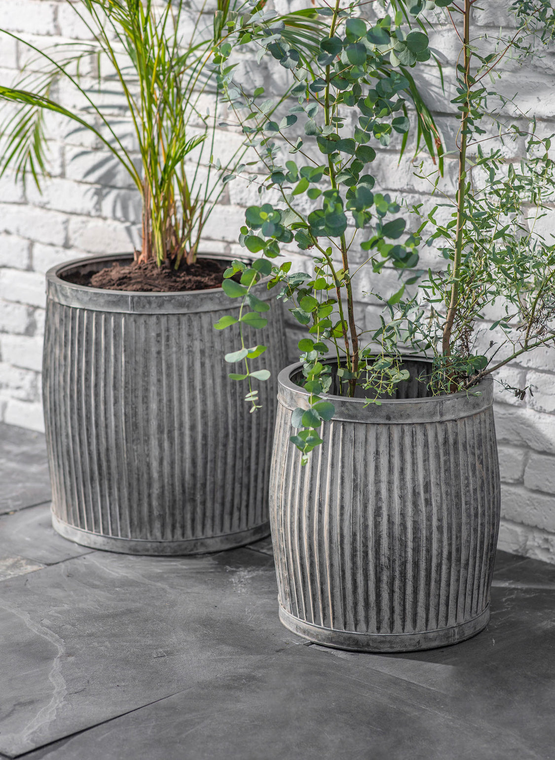 files/Setof2TallVencePlanters-Steel-LIfestyle-PLRI18.jpg
